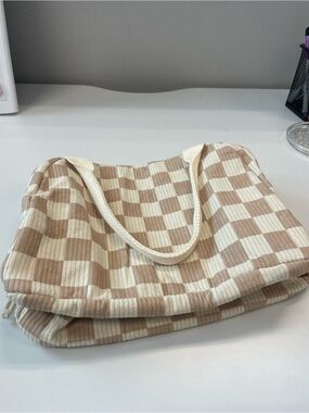 Insulated corduroy lunch bag in beige and cream